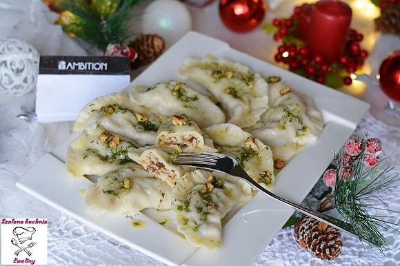 Pierogi z karpiem, grzybami i koperkowo-orzechowym masełkiem