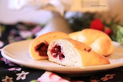 Drożdżowe rogaliki słodko nadziane