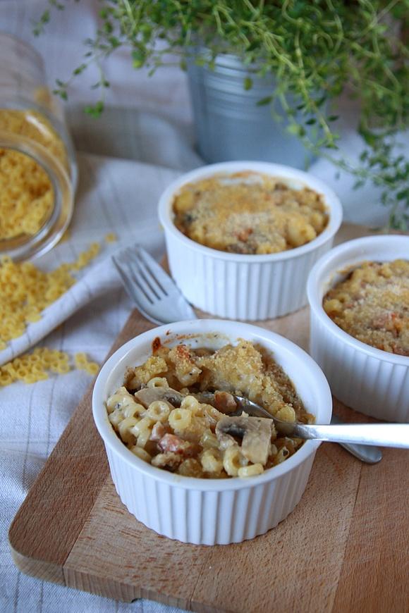 Zapiekanka makaronowa z boczkiem i pieczarkami