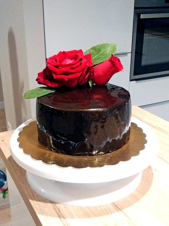 Tort czekoladowo-karmelowy z ganache i złotym brokatem