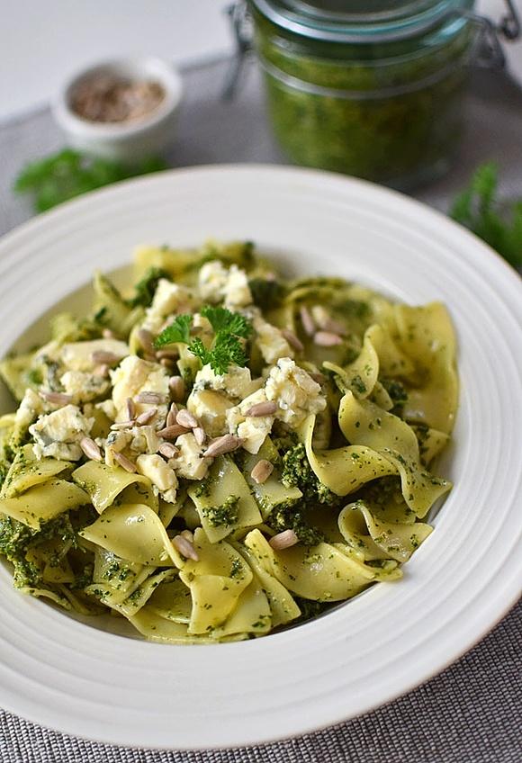 Makaron z pesto pietruszkowym i serem pleśniowym