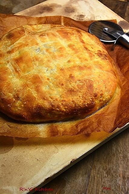 Zamknięta pizza z kapustą kiszoną i żeberkami
