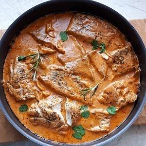 Dorsz w sosie śmietanowym z suszonymi pomidorami