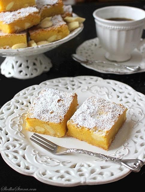 Blondies z migdałami i białą czekoladą