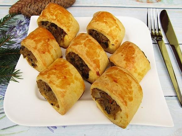 Paszteciki z kapustą kiszoną i pieczarkami