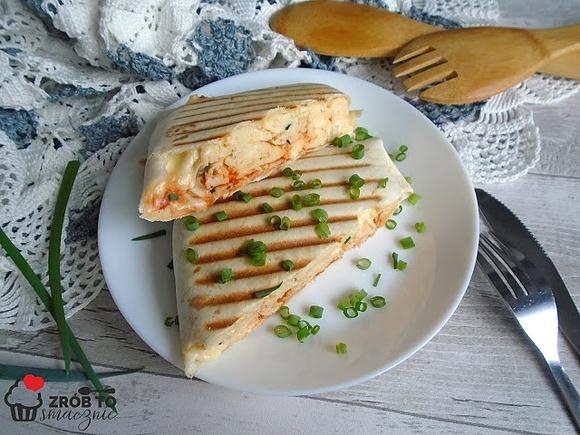 Opiekana tortilla z jajecznicą i serem