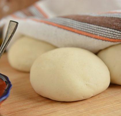 Ciasto na pizzę i pizza salami