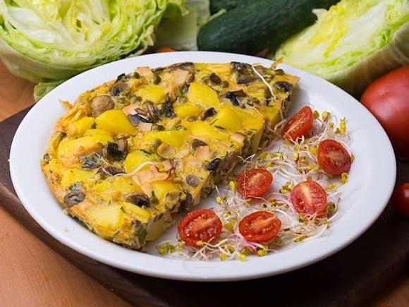 Pieczony omlet z ziemniakami, szynką i groszkiem