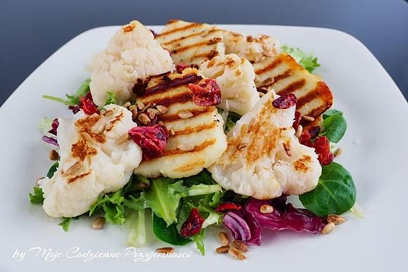 Sałatka z kalafiorem i serem halloumi