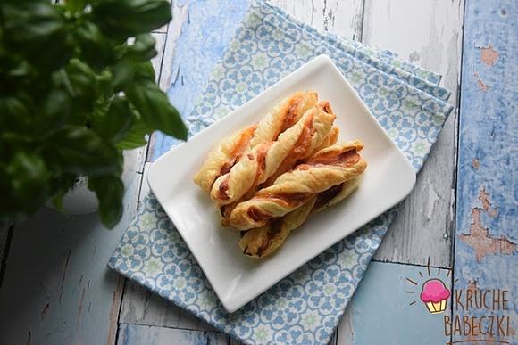 Świderki z ciasta francuskiego z szynką parmeńską i mozzarellą