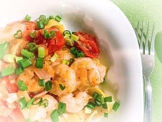Tagliatelle z krewetkami i pomidorkami koktajlowymi