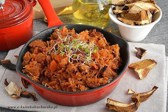 Bigos na golonce z kiszonej kapusty i grzybów