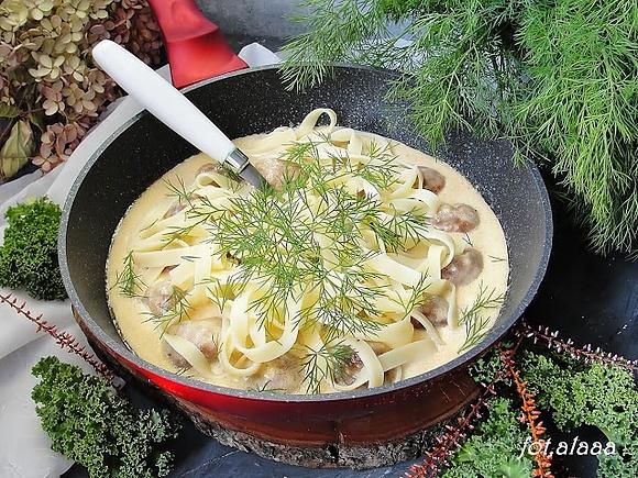 Klopsiki w sosie śmietanowo-musztardowym z makaronem