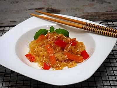 Makaron z fasoli mung z warzywami, chiński styl, wegetariański