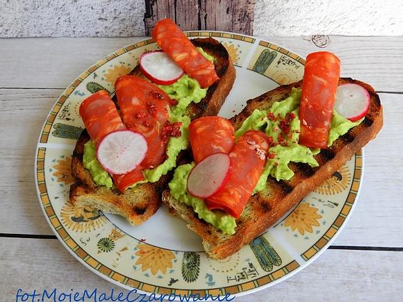 Bruschetta z pastą z awokado i chorizo