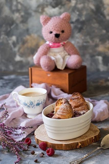 Pudding z croissantów z malinami i czekoladą