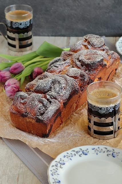 Odrywana drożdżowa babka z czekoladą