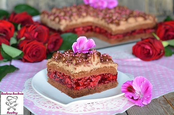 Malinowa delicja - ciasto na bazie kakaowego biszkoptu z malinami i czekoladą