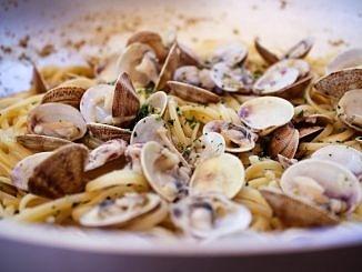 Makaron spaghetti z małżami w winno-maślanym sosie z pietruszką
