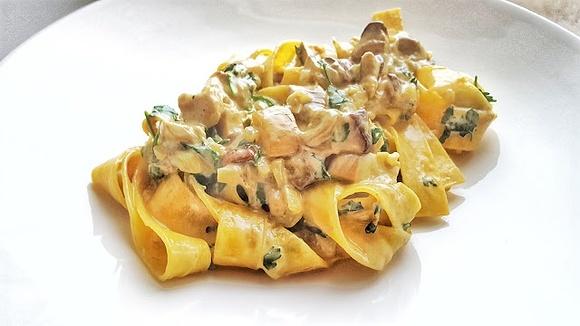 Makaron pappardelle z kremowym sosem borowikowym
