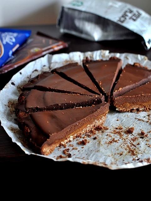 Tarta czekoladowa z masłem orzechowym i chrupiącym spodem