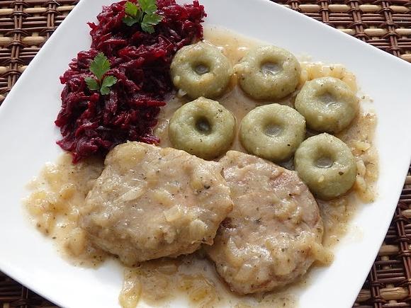 Schab duszony w sosie cebulowym