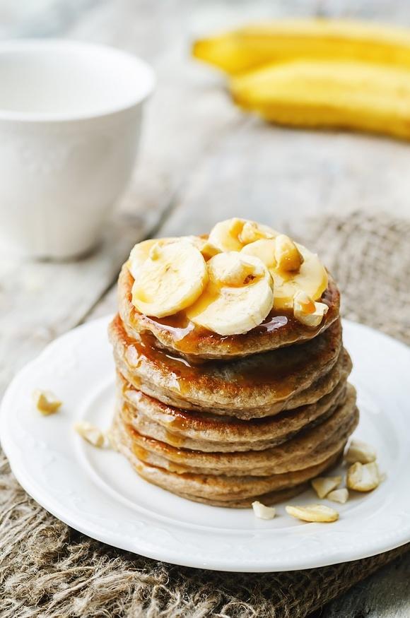 Razowe pancakes z bananami