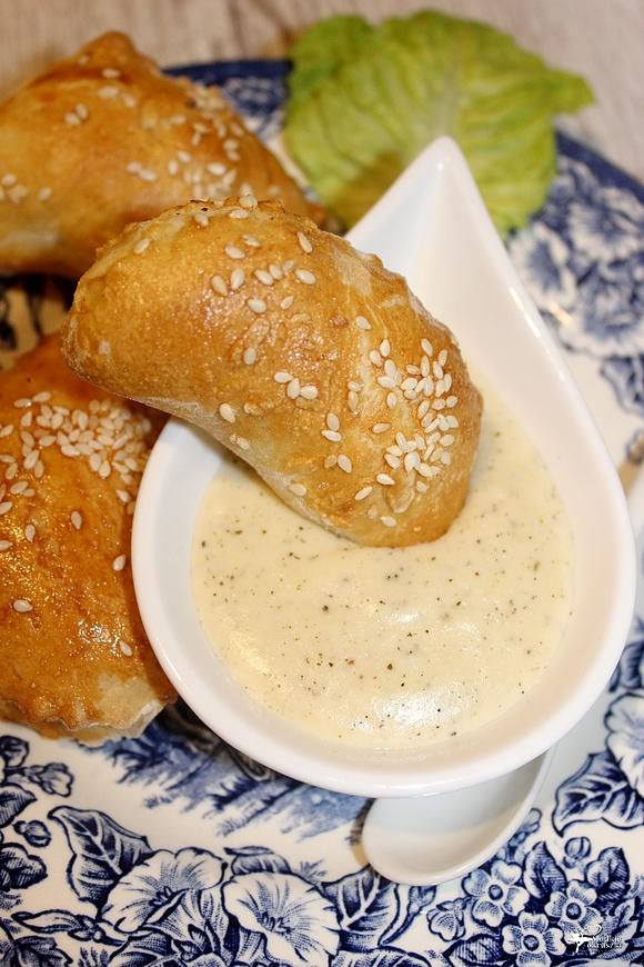 Serowy dip z bazylią do pierożków nachos i krakersów