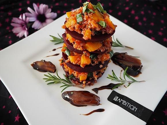 Millefeuille z buraczków i quinoa z karmelizowanymi szalotkami