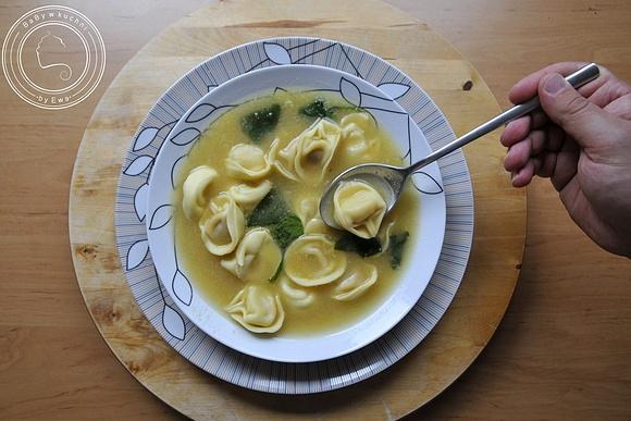 Zupa z tortellini i szpinakiem