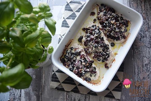 Filety z indyka pieczone z żurawiną, oliwkami, cebulką i mozzarellą