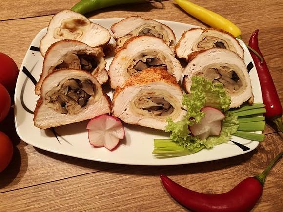 Rolada z naleśników i pieczarkami