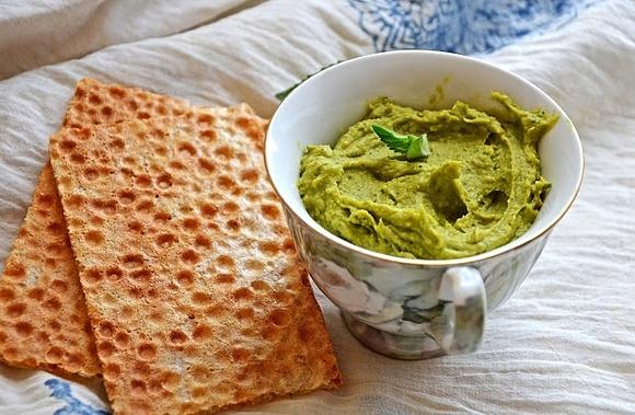 Pasta z bobu - przepis na domową pastę z bobu
