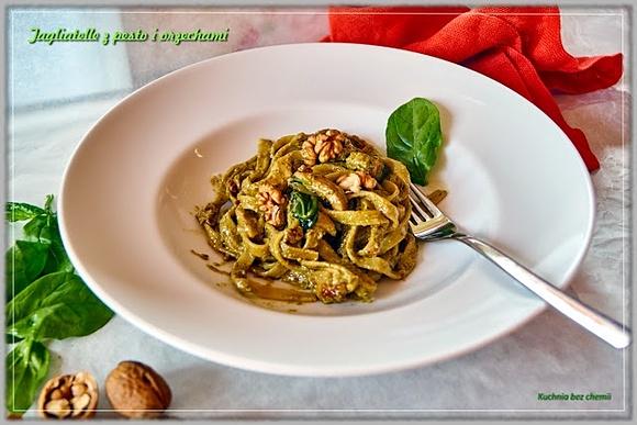 Tagliatelle z kurczakiem, orzechami i pesto