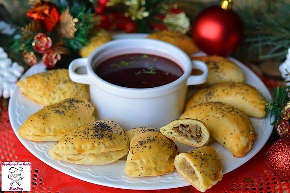 Wigilijne pieczone pierożki z kapustą i pieczarkami