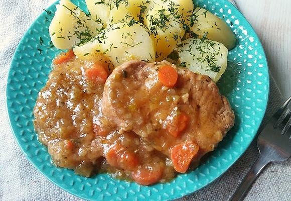 Schab w sosie z porem i marchewką