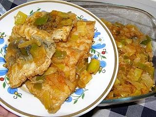 Smażone śledzie w sosie cebulowo-porowym