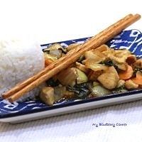 Kurczak stir fried z tajską bazylią pad kra proaw