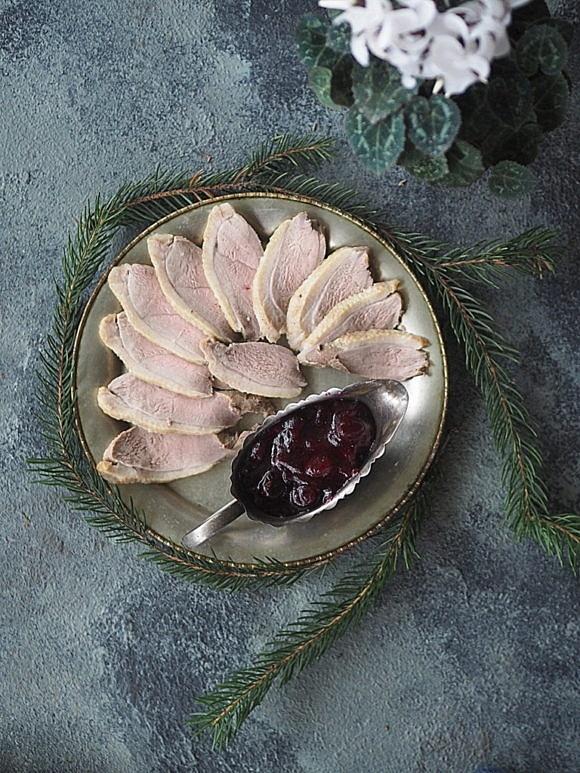 Wędzona pierś kaczki z żurawinową konfiturą - domowa wędzarnia nordic ware