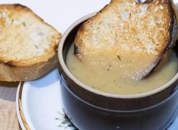 Zupa cebulowa z grzankami