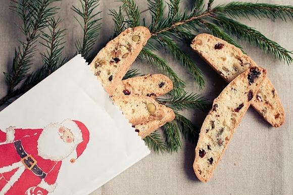 Świąteczne biscotti z żurawiną, pistacjami i skórką pomarańczy