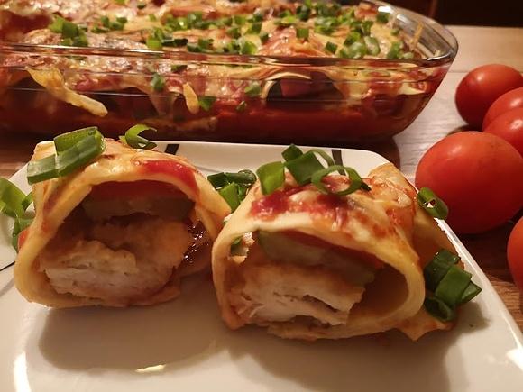 Kotlet schabowy z kurczaka otoczony lasagne