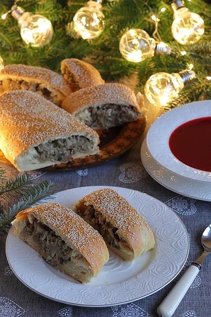 Drożdżowa rolada z mięsem mielonym kapustą i grzybami