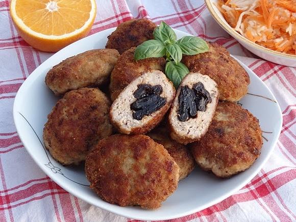 Kotlety mielone z indyka z suszonymi śliwkami