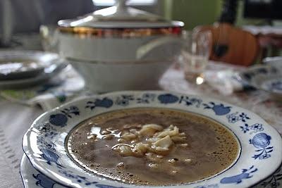 Wigilijna zupa grzybowa ze śmietaną i makaronem