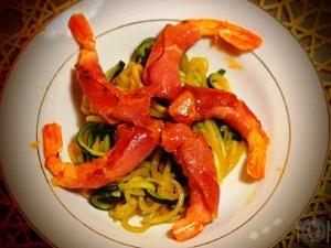 Spaghetti z cukinii z krewetkami w szynce parmeńskiej