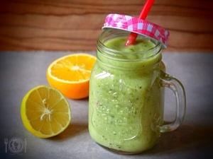 Zielone smoothie z kiwi, bananem i awokado