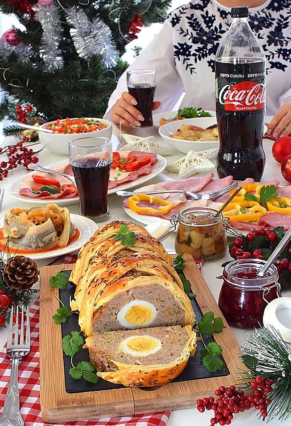 Pieczeń rzymska z jajkami w cieście francuskim