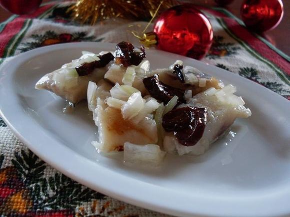 Śledzie w oleju ze śliwkami