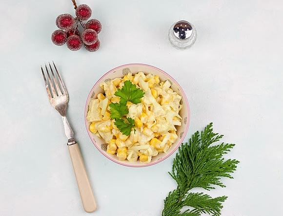 Sałatka z ananasa, kukurydzy i pora